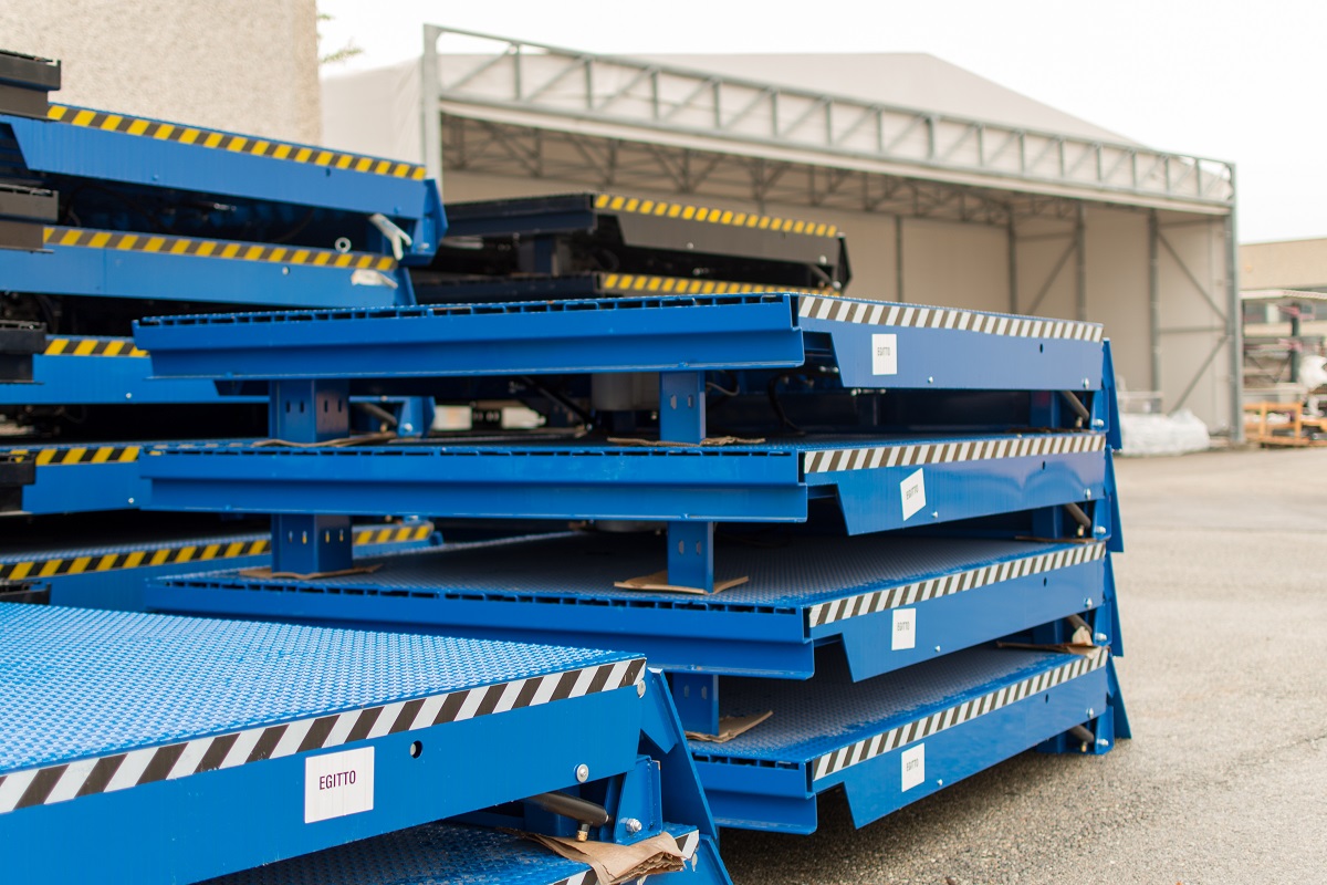 portali isotermici sospesi per attracco magazzini